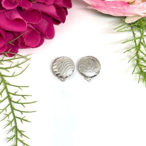 Vintage Jewelry - VINTAGE⚜️RETRO Textured Silver Button Clip Earrings